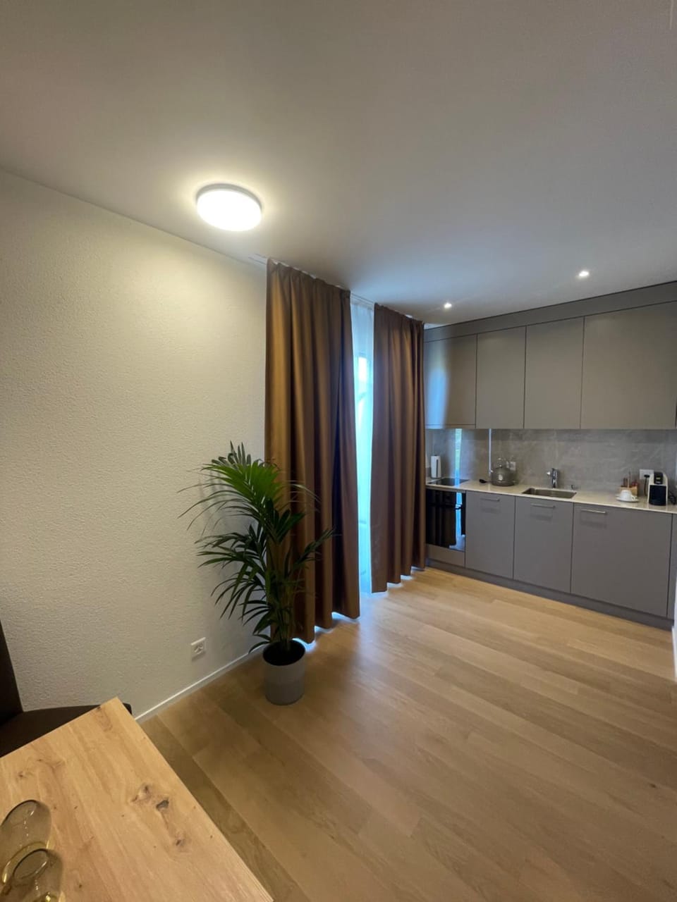 Kitchen or kitchenette, minibar