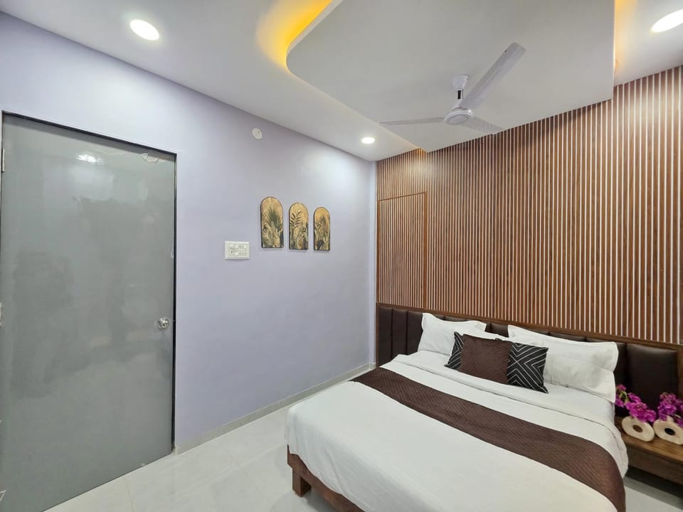 Bed, Photo of the whole room, Bedroom, fireplace, air conditioner