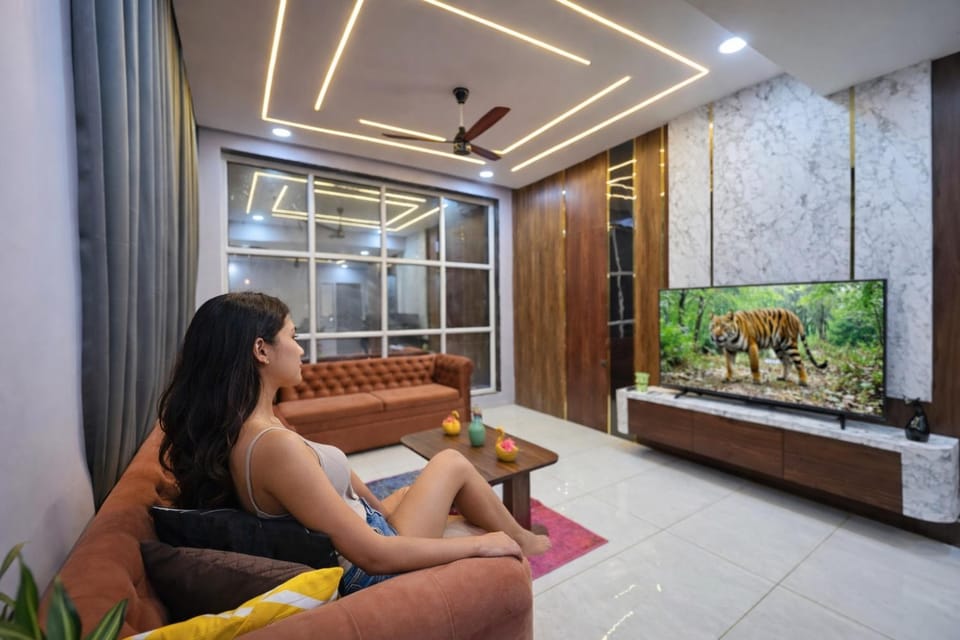 Communal lounge/ TV room, People, Natural landscape, Living room, Seating area, Evening entertainment, group of guests