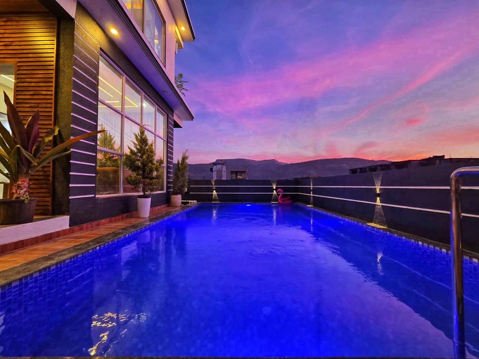Property building, Natural landscape, Mountain view, Pool view, Swimming pool, Swimming pool, Sunrise, Sunset, sunbed