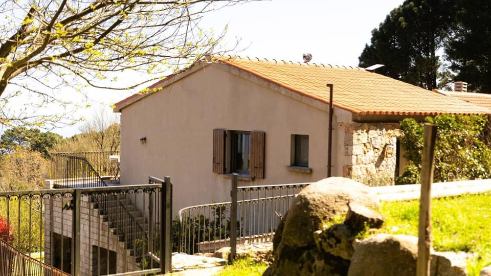 Domaine de Gialla Bergerie Carta, 6 pers, montagne, vue mer Villa in Zonza