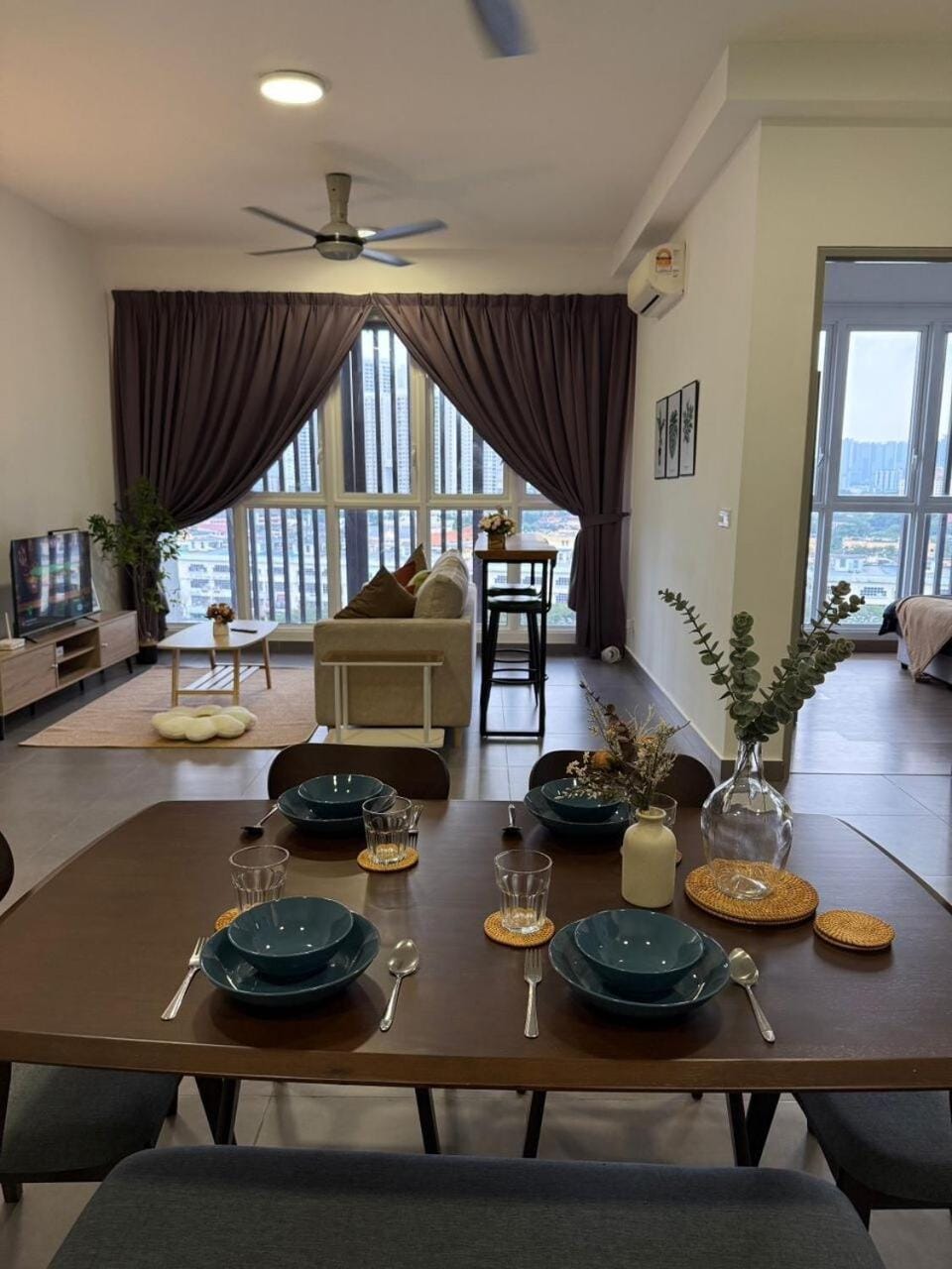 Living room, Seating area, Dining area, air conditioner