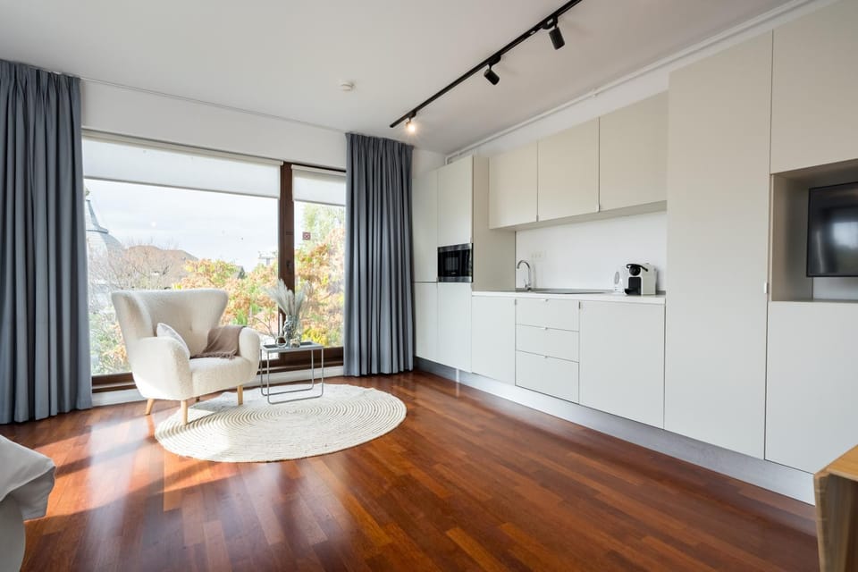 TV and multimedia, Kitchen or kitchenette, Living room, Seating area, Dining area