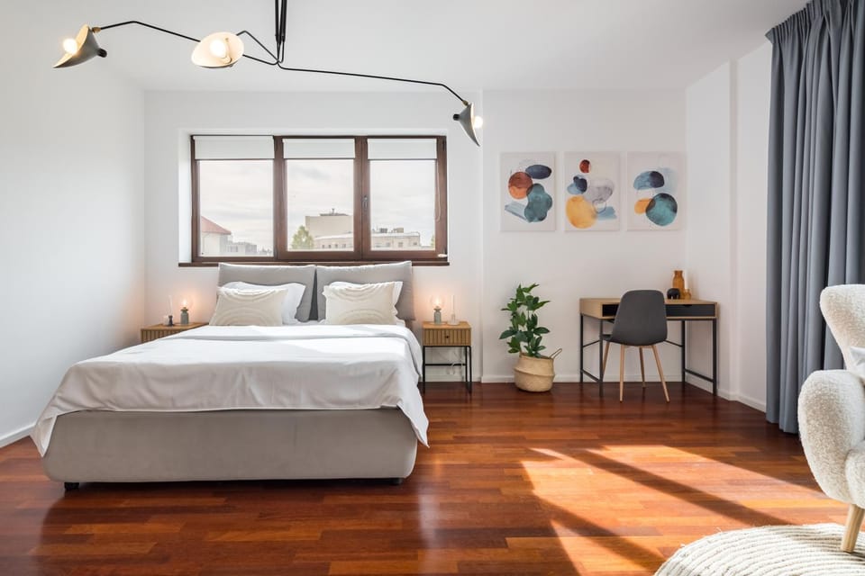 Bed, Photo of the whole room, Seating area, Bedroom