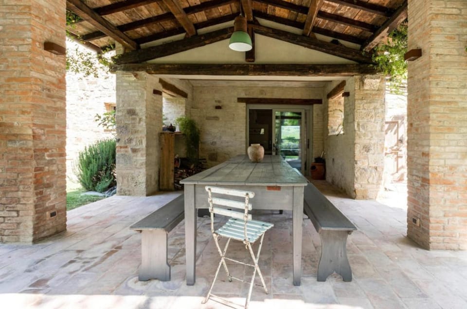 Patio, Day, Seating area, Dining area