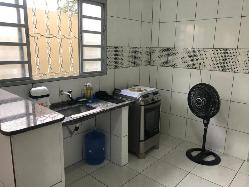 kitnet para até 4 pessoas totalmente mobiliada próx ao centro de Bauru- R4 Apartment in Bauru