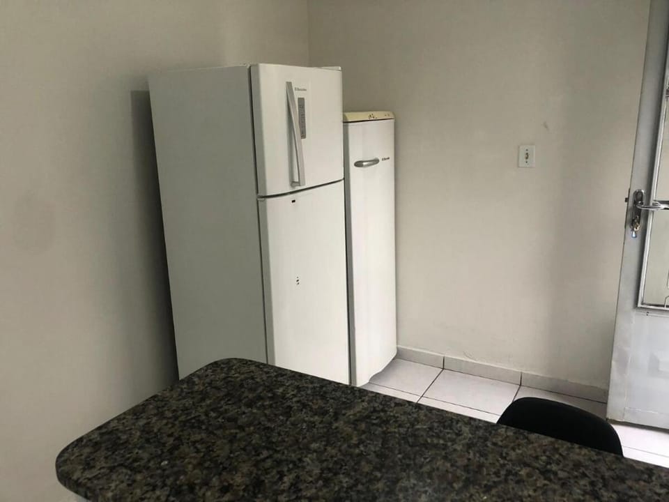 kitnet para até 4 pessoas totalmente mobiliada próx ao centro de Bauru- R4 Apartment in Bauru