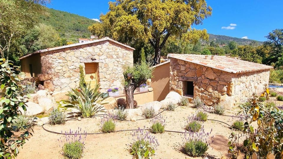 Domaine de Gialla Bergerie Quercia, 4 pers, piscine chauffée, 10 mn plage Villa in Zonza