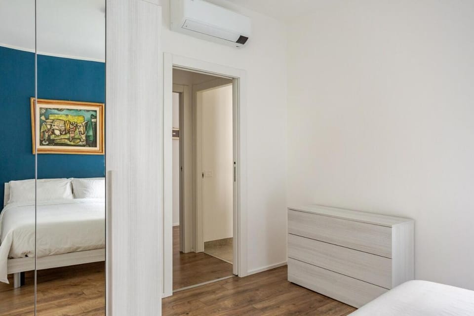 Bedroom, locker