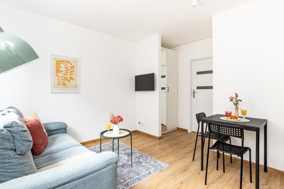 Communal lounge/ TV room, TV and multimedia, Living room, Seating area, Dining area, Evening entertainment