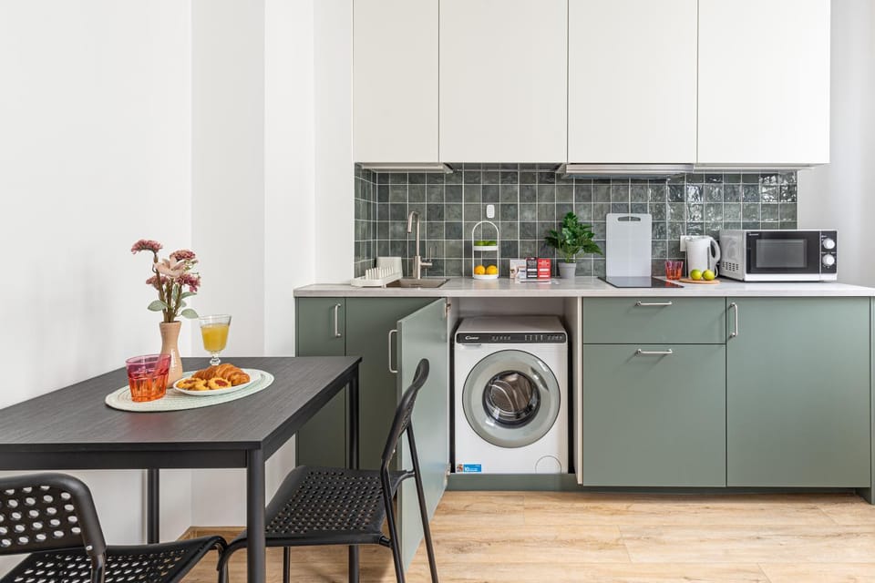 Kitchen or kitchenette, Dining area, stove, washing machine