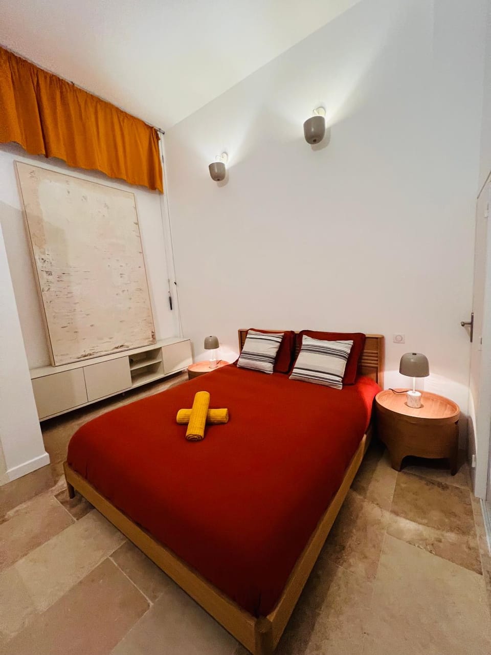 Bed, Photo of the whole room, Bedroom, towels