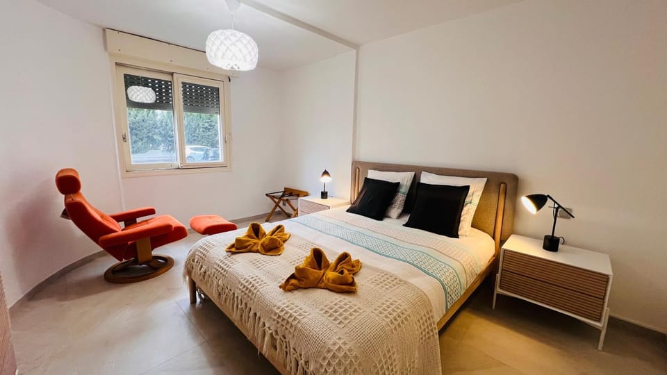 Bed, Photo of the whole room, Bedroom