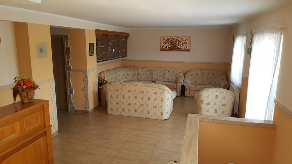 Communal lounge/ TV room, Living room, Seating area