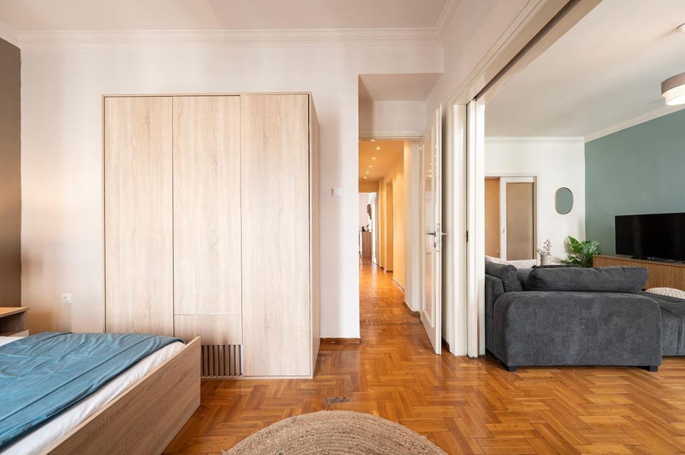 Bed, TV and multimedia, Living room, Photo of the whole room, Seating area, Bedroom, wardrobe