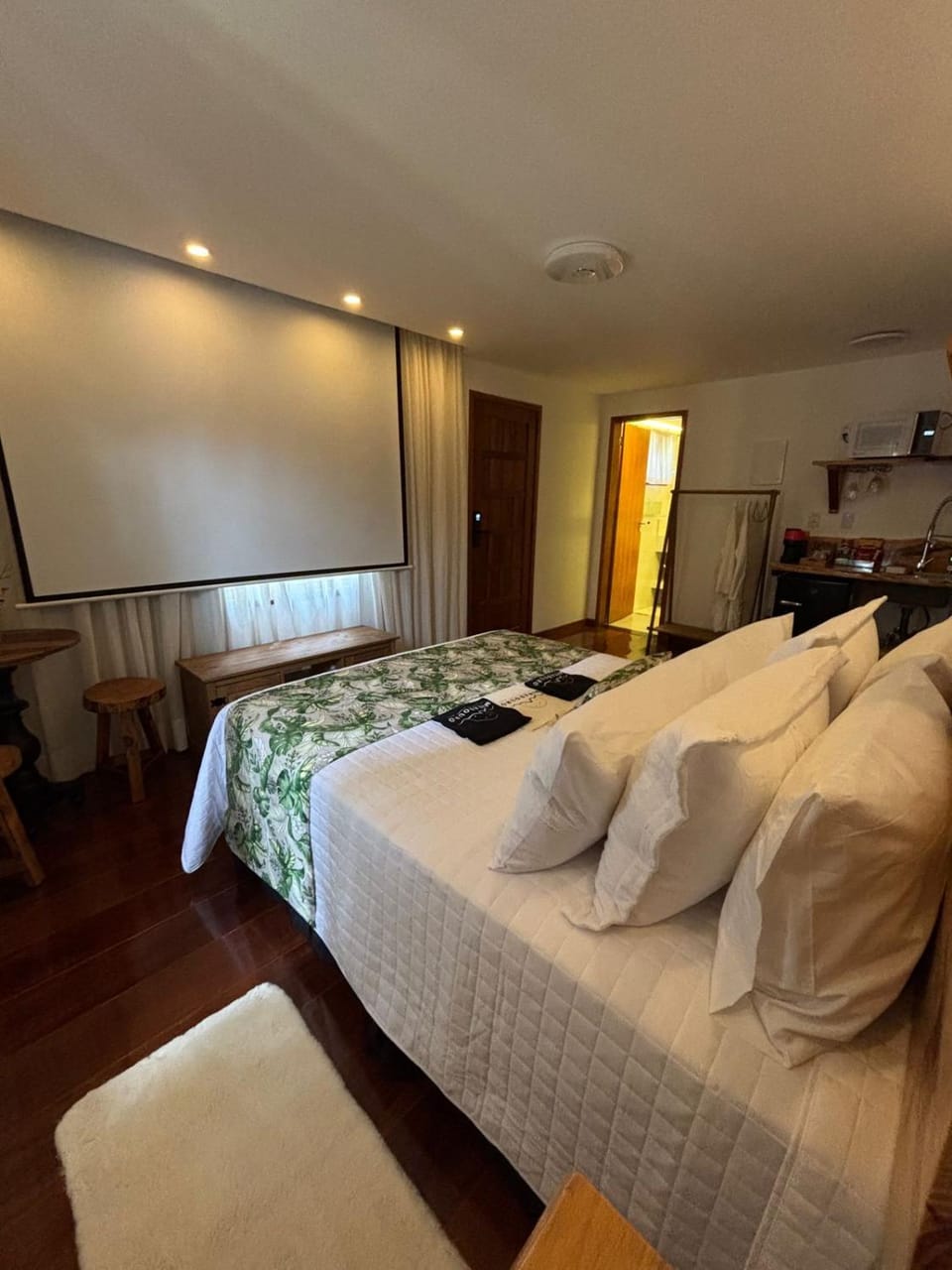 Bed, TV and multimedia, Photo of the whole room