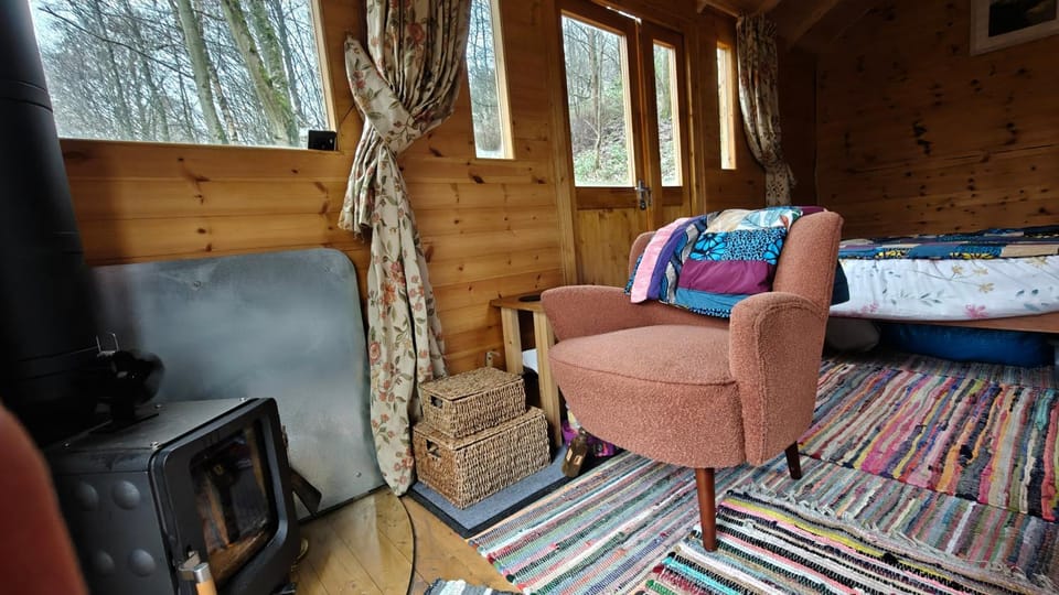 Bed, Seating area, fireplace