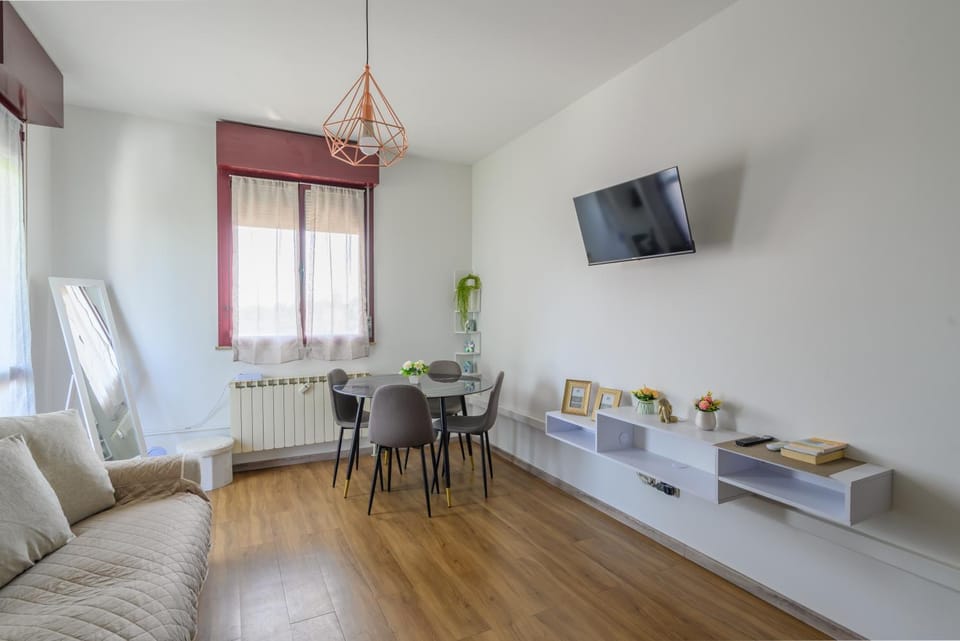 TV and multimedia, Seating area, Dining area