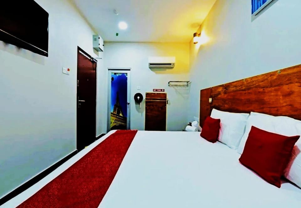 Bed, Photo of the whole room, air conditioner