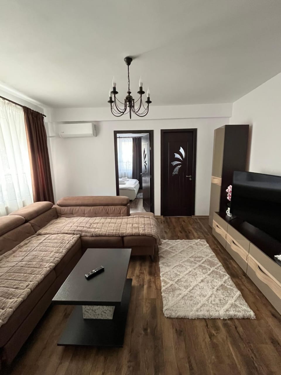 TV and multimedia, Living room, Seating area, air conditioner
