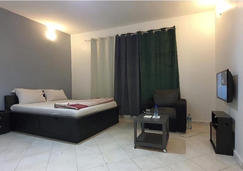 Communal lounge/ TV room, Bed, TV and multimedia, Living room, Photo of the whole room, Seating area, Evening entertainment, Bedroom, towels