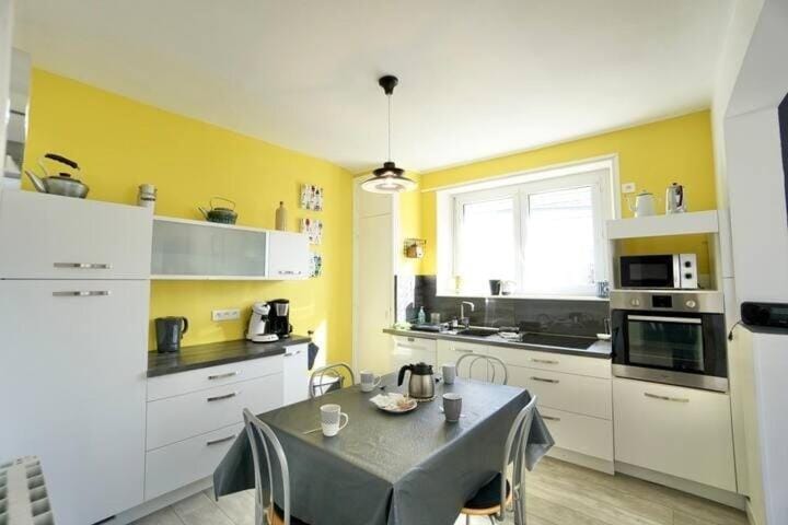 Coffee/tea facilities, Dining area, dishwasher, oven, stove