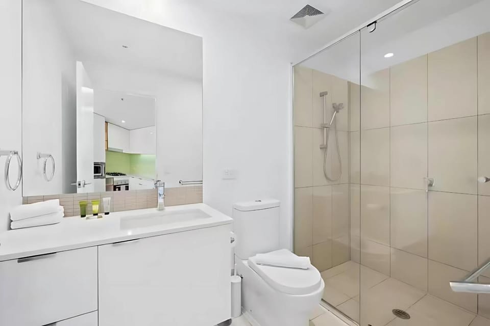 Shower, Toilet, towels
