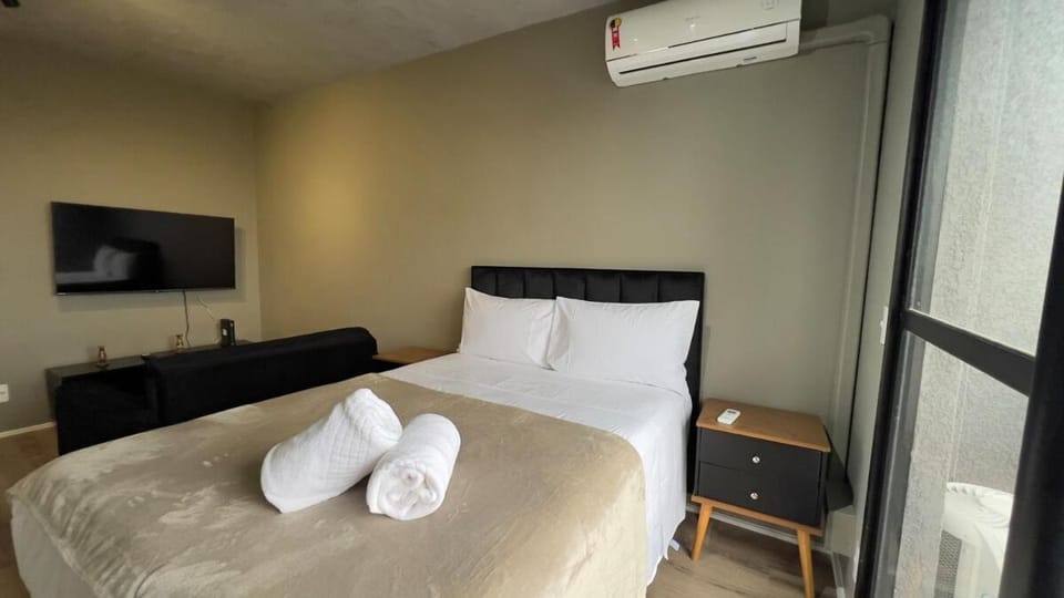 Bed, TV and multimedia, Photo of the whole room, Bedroom, towels, air conditioner