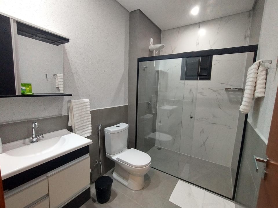 Shower, Toilet, Bathroom, towels