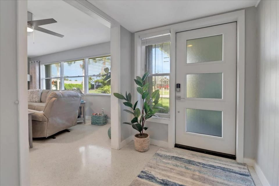 Neptunes Villa-Canalfront, Heated Pool, Outdoor Kitchen, Tiki Hut House in Cape Coral