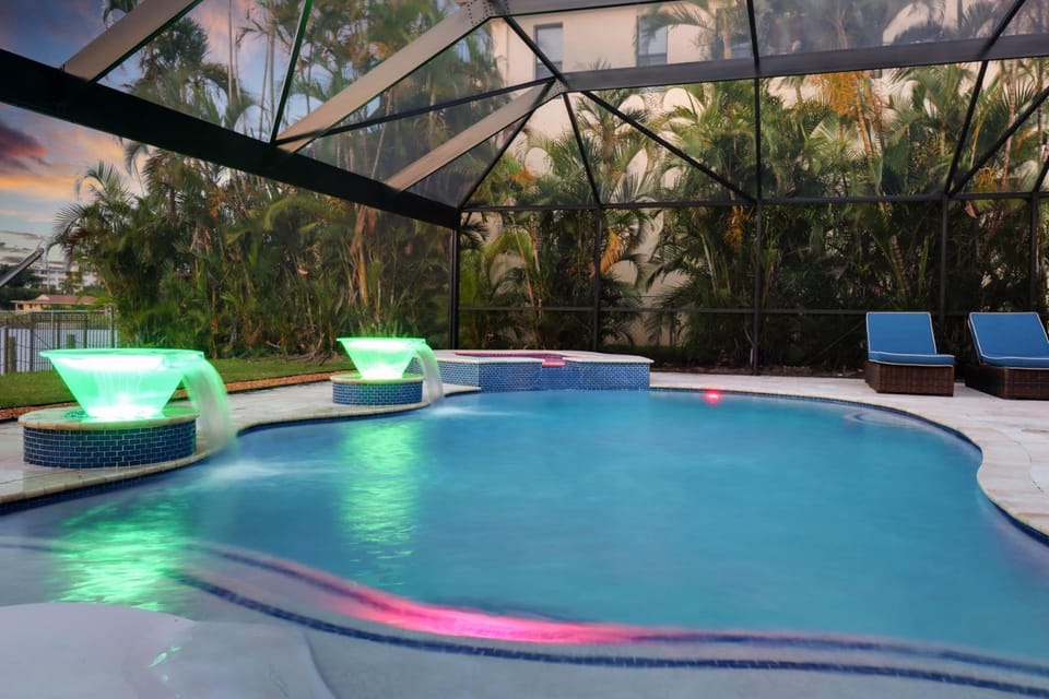 Neptunes Villa-Canalfront, Heated Pool, Outdoor Kitchen, Tiki Hut House in Cape Coral