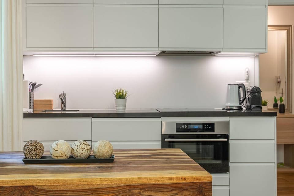Coffee/tea facilities, Kitchen or kitchenette, oven, stove, toaster