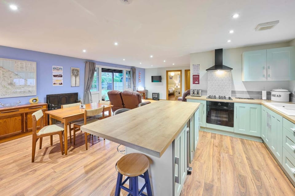 Kitchen or kitchenette, Living room, Seating area, Dining area, stove