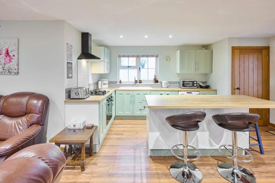 Kitchen or kitchenette, Living room, Seating area, Dining area, stove