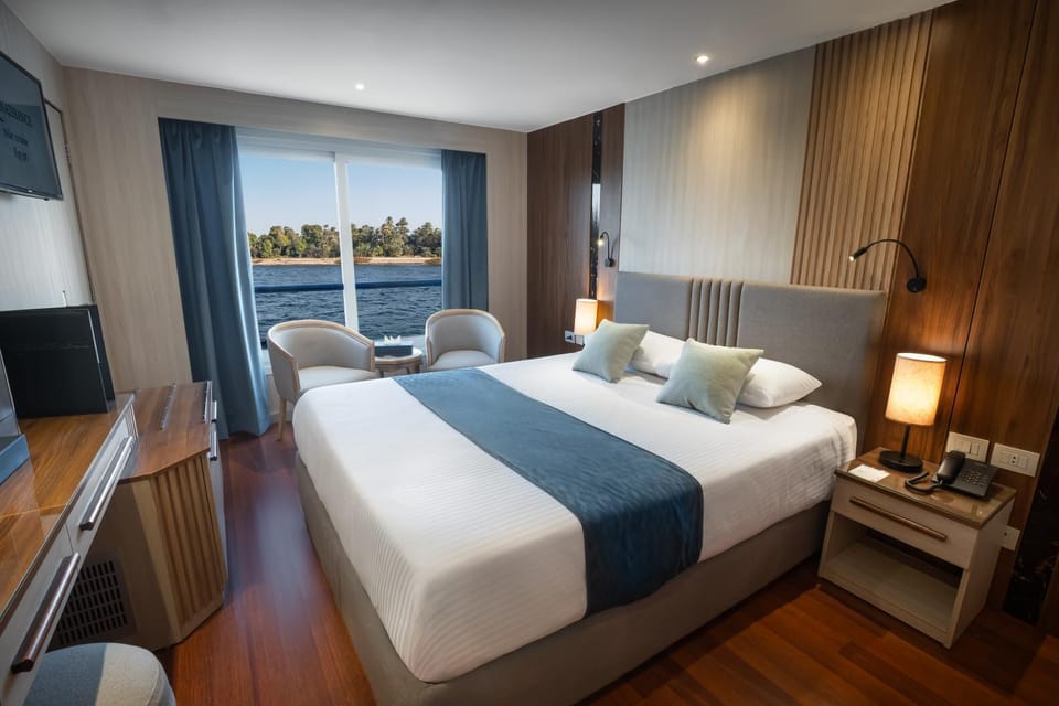 Bed, TV and multimedia, Seating area
