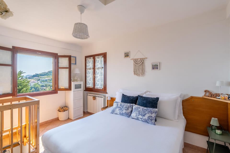 Bed, Natural landscape, Photo of the whole room, Bedroom