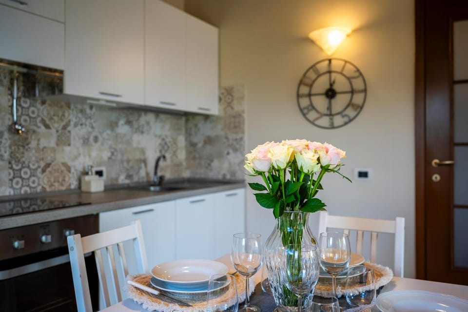 Kitchen or kitchenette, Dining area, stove