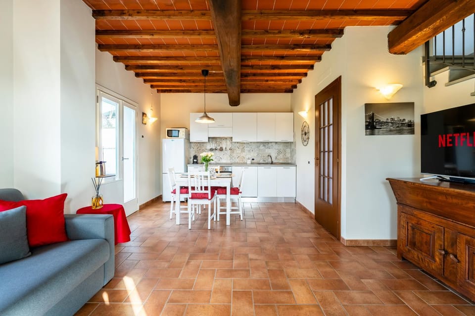 Kitchen or kitchenette, Living room, Seating area, Dining area, oven, pet friendly, stove