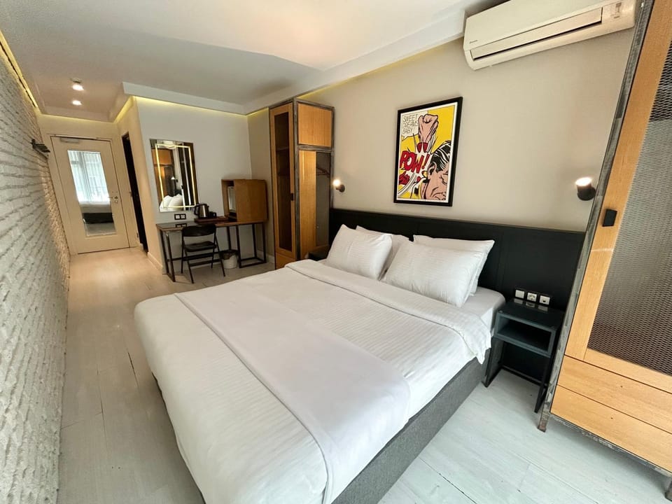 Bed, Seating area, wardrobe, air conditioner