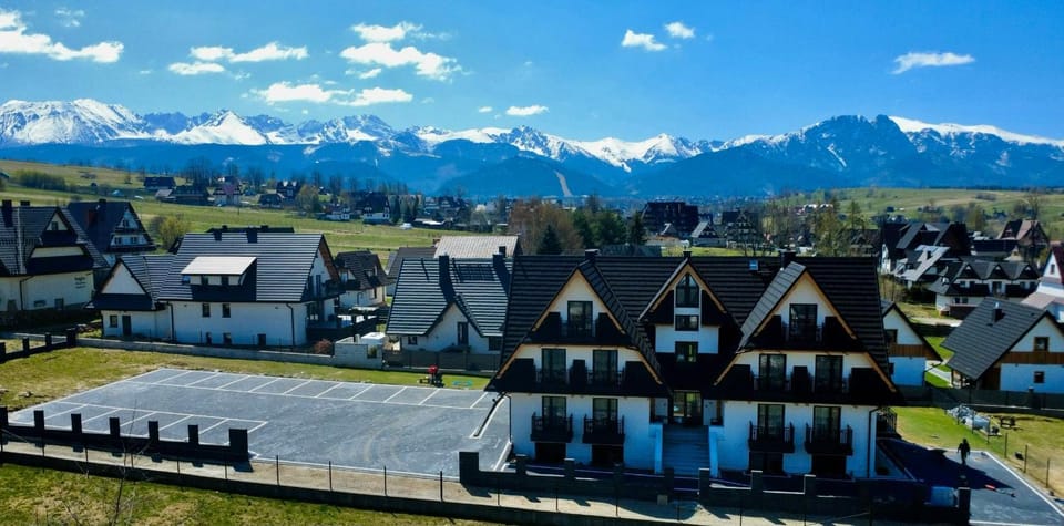 Property building, Garden, Mountain view, Parking