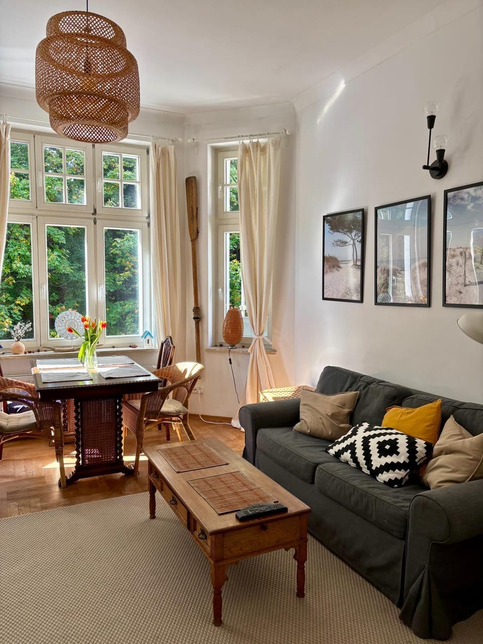 Living room, Seating area, Dining area