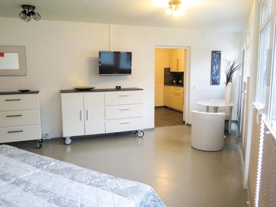 Bed, TV and multimedia, Photo of the whole room, Bedroom