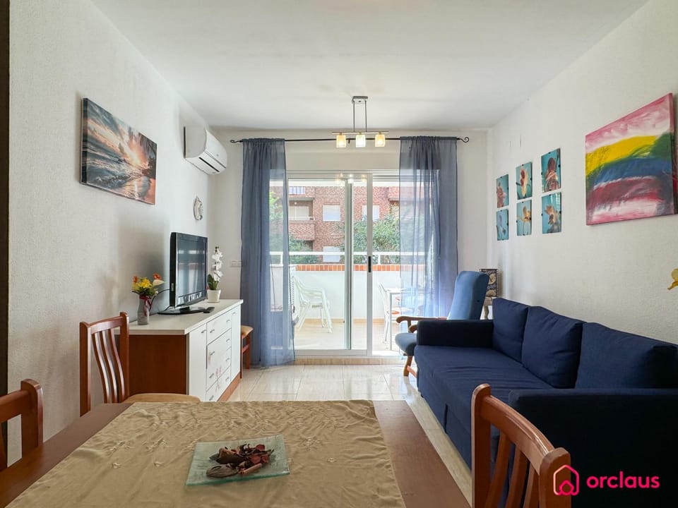 TV and multimedia, Living room, Seating area, air conditioner