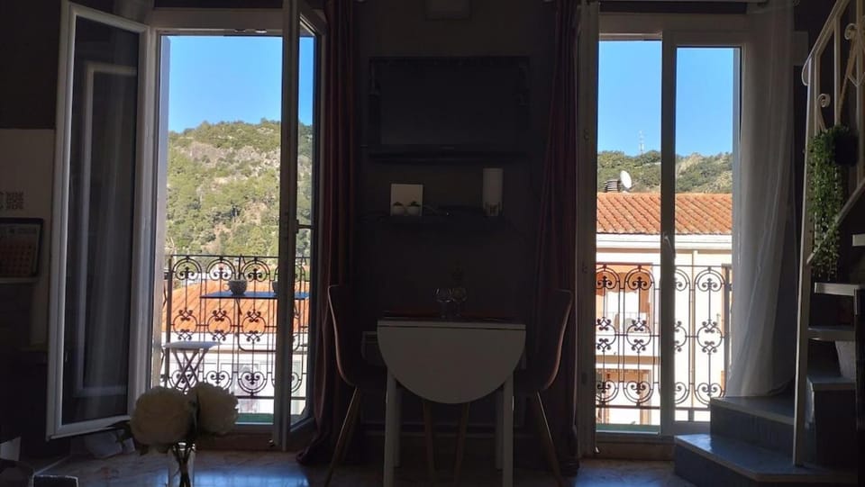 Balcony/Terrace, City view, Mountain view