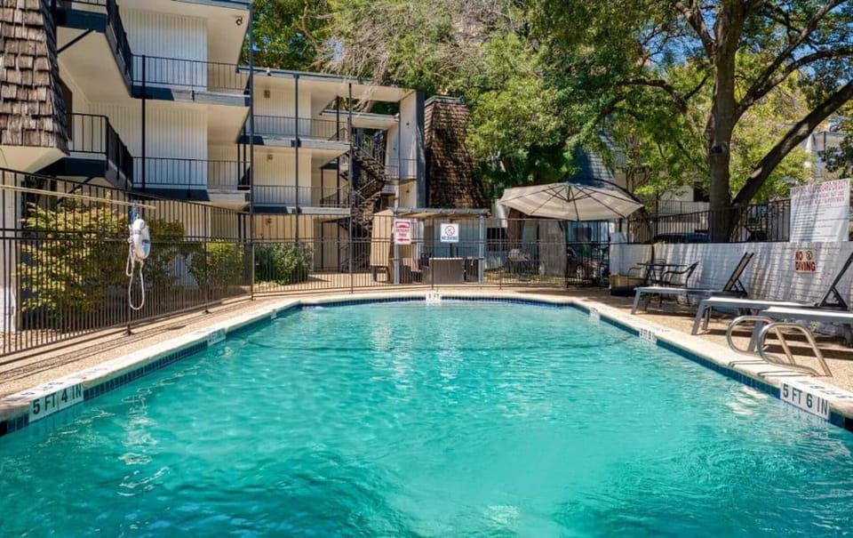 Your Comfy King Suite Getaway - Sleeps 4 - Pool, Prkg Apartment in Austin
