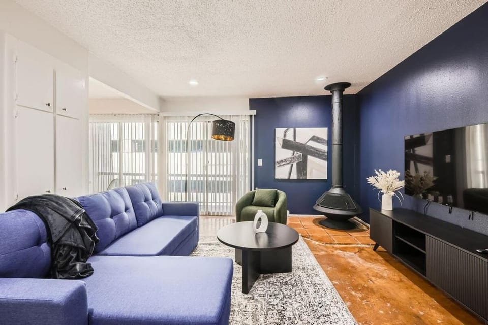 Your Comfy King Suite Getaway - Sleeps 4 - Pool, Prkg Apartment in Austin
