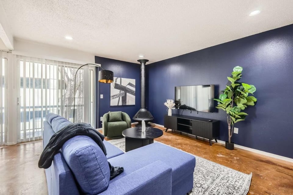 Your Comfy King Suite Getaway - Sleeps 4 - Pool, Prkg Apartment in Austin