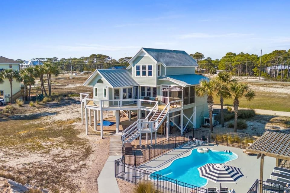 Property building, Day, Natural landscape, Bird's eye view, Pool view, Swimming pool, sunbed