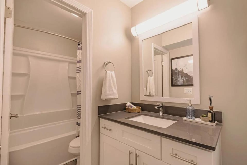 Landing at A62 - 1 Bedroom in Allisonville Apartment in Indianapolis