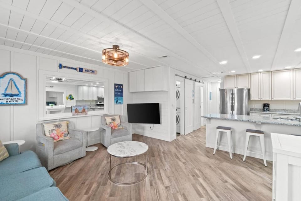 TV and multimedia, Kitchen or kitchenette, Living room, Seating area